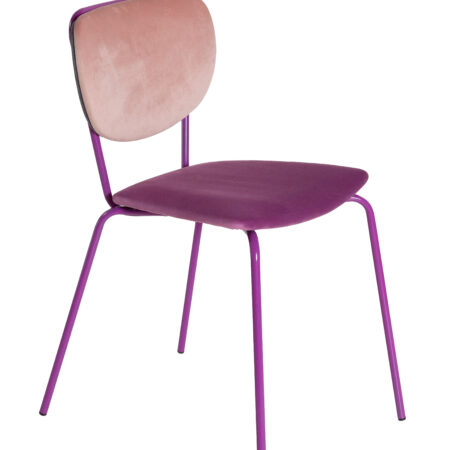Permite combinar 3 tipos de tapizados diferentes en una misma silla.